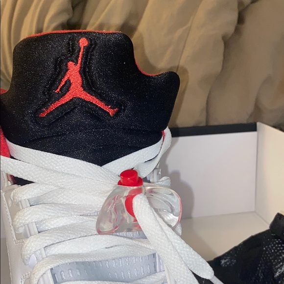 Jordan Retro V’s (fire red color way 2013) - Picture 2 of 3